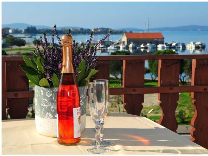 Rooms & Restaurant Matanovi Dvori ซูโกชัน ภายนอก รูปภาพ