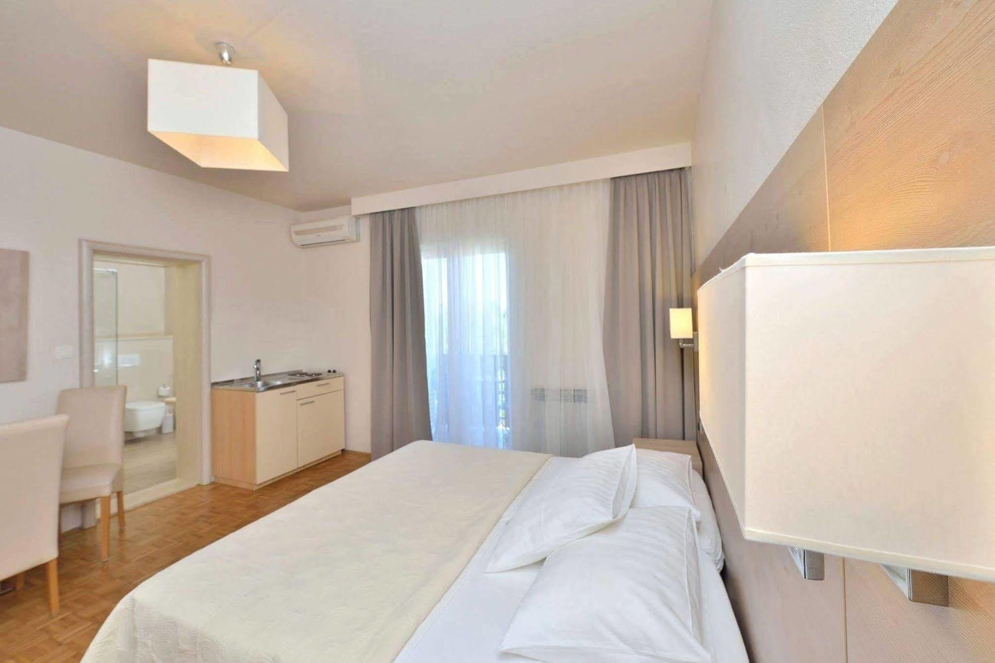 Rooms & Restaurant Matanovi Dvori ซูโกชัน ภายนอก รูปภาพ